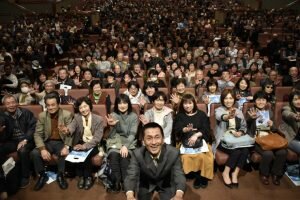 観客の皆さんと記念撮影
