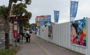フェンスにパネルを設置しました